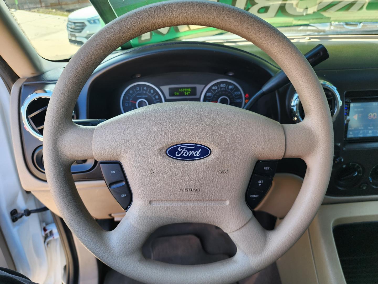 2005 WHITE Ford Expedition XLT (1FMPU15555L) with an V8 engine, AUTO transmission, located at 2660 S.Garland Avenue, Garland, TX, 75041, (469) 298-3118, 32.885551, -96.655602 - Welcome to DallasAutos4Less, one of the Premier BUY HERE PAY HERE Dealers in the North Dallas Area. We specialize in financing to people with NO CREDIT or BAD CREDIT. We need proof of income, proof of residence, and a ID. Come buy your new car from us today!! This is a Super Clean 2005 FORD EXPED - Photo#12